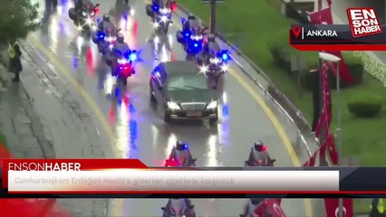 Cumhurbaşkanı Erdoğan Meclis'e giderken çiçeklerle karşılandı
