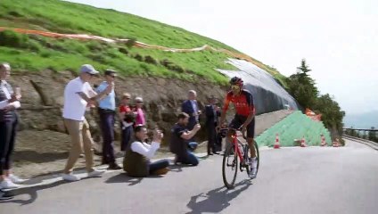 Les coureurs du Tour de France à la découverte du puy de Dôme, géant mythique