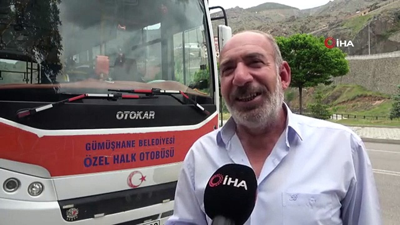 Des étudiants africains ont chanté la chanson de leur pays dans le minibus