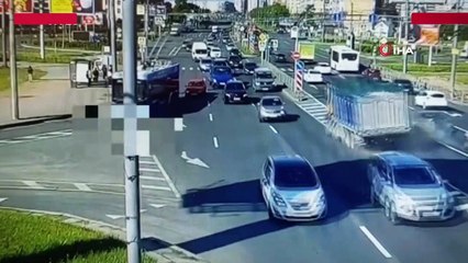 Rusya'da hızla gelen kamyon karşı şeride girdi: 12 yaralı