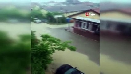 Kastamonu'da kuvvetli sağanak hayatı olumsuz etkiledi: Caddeler ve sokaklar göle döndü