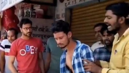 हापुड़: गर्ल्स कॉलेज के बाहर पब्लिक ने उतारा मजनू का भूत, जमकर सुनाई