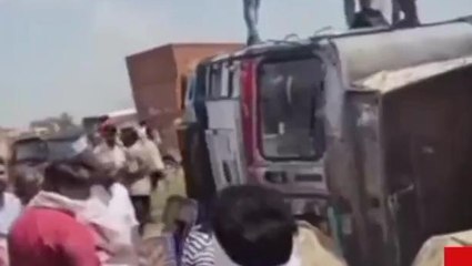 सीधी: ट्रक अनियंत्रित होकर पलटा 2 लोग घायल, सड़क पर लगा लंबा जाम