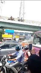 चेन्नई में सरे राह धूं धूं कर जली कार... देखें वीडियो