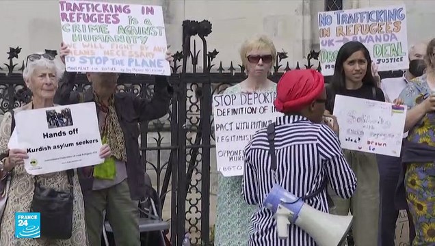 بريطانيا تستعد لترحيل أول دفعة من المهاجرين إلى رواندا