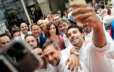 Ayuso presenta un libro solidario para recaudar fondos pro reconstrucción de La Palma