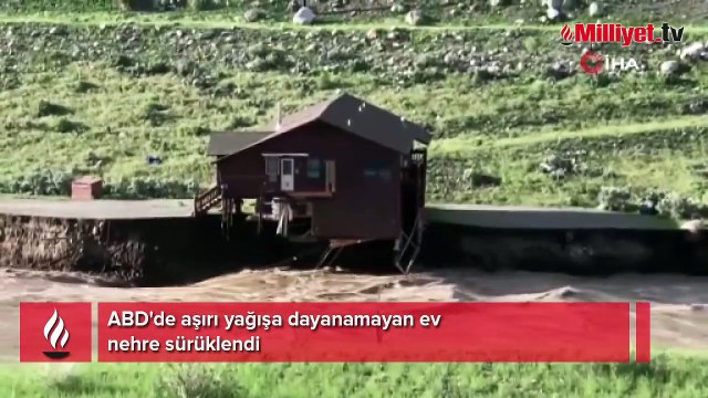 ABD'de aşırı yağışa dayanamayan ev nehre sürüklendi