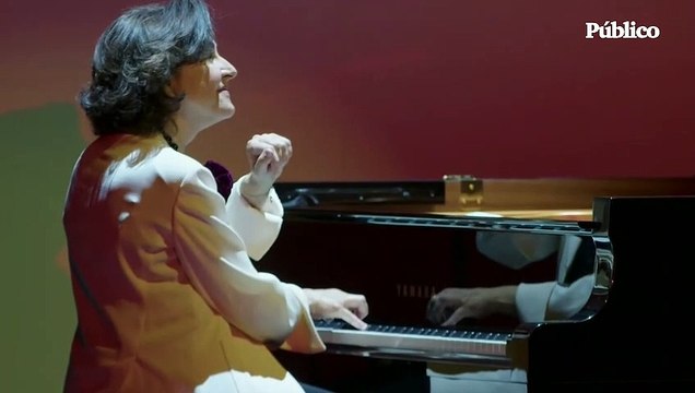 Luis García Montero rinde homenaje a su esposa, Almudena Grandes, en el Teatro Español de Madrid