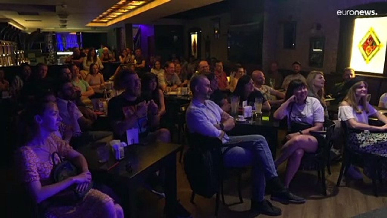 Clube de Comédia em Kiev faz piadas com a guerra em forma de "terapia"