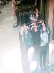 Mağazanın önündeki stanttan beğendiği kıyafetleri böyle çaldı