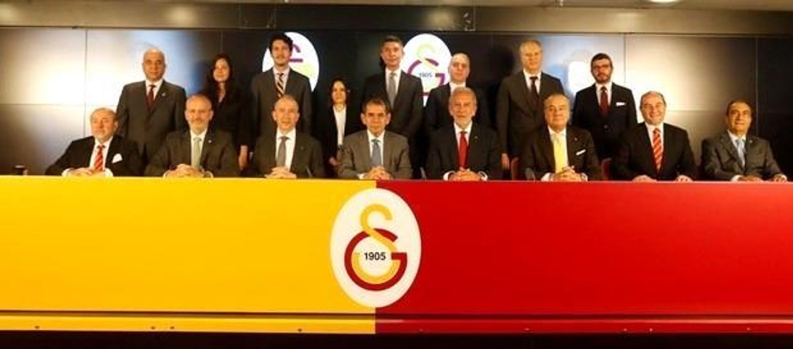 Galatasaray'da Dursun Özbek ve yönetimi mazbatalarını aldı