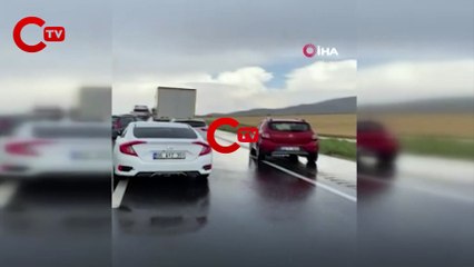 Şereflikoçhisar-Aksaray Karayolu sel nedeniyle trafiği kapandı.