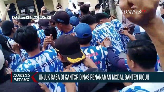 Aksi Unjuk Rasa di Kantor Dinas Penanaman Modal Banten Berakhir Ricuh