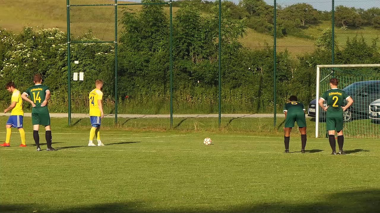 Tobias Gabel (Olympia Duderstadt) verschießt Elfmeter bei der SG Elliehausen/Esebeck