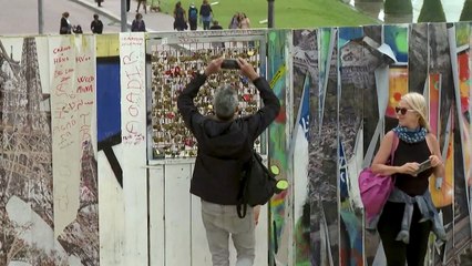 A Paris, la déception de touristes devant des monuments en travaux