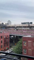 Captan a jóvenes caminando sobre el metro de Nueva York en pleno funcionamiento