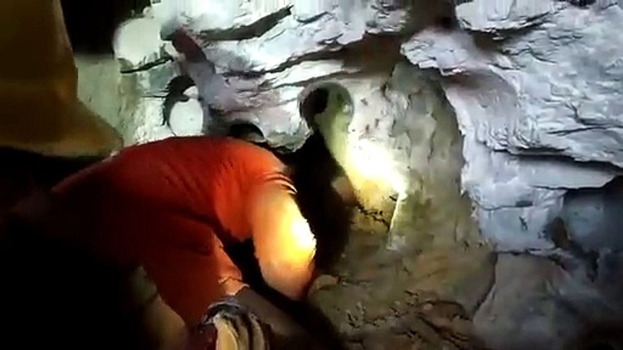 Inde: Des secouristes se démènent pour tenter de sauver un garçon sourd-muet, âgé de 10 ans, coincé dans un puits depuis quatre jours - VIDEO