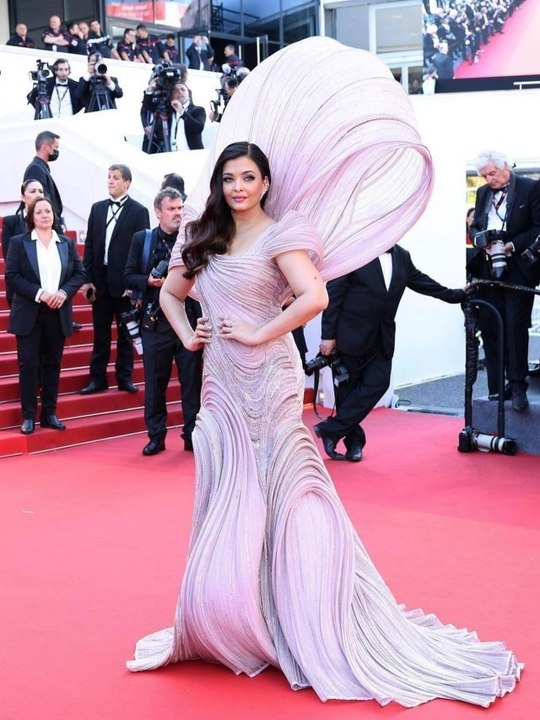 Aishwarya Rai Bachchan to do another South film? | Khabar Filmy Hai (14 June 2022)
