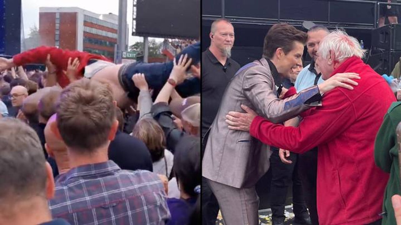 The Killers  stop concert to help a 67 years old crowd surfer !