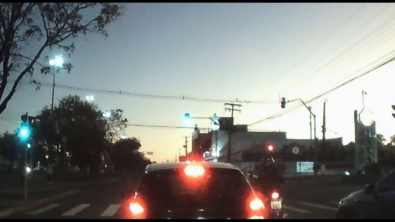 Câmera onboard flagra motociclista avançando sinal vermelho e atingido homem em patinete elétrico