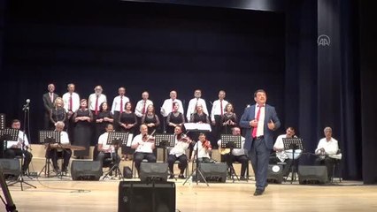 ÇANAKKALE - Biga'daki "yaza merhaba konseri"nde 78 yaşındaki solist de sahne aldı