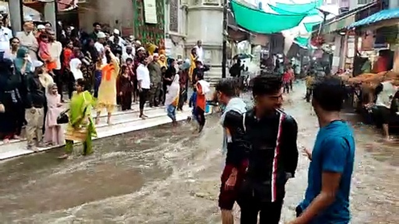 Rain in Ajmer: हवा संग बरसात में भीगा अजमेर, बह...