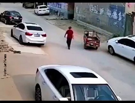 Agar bhuto zinda nai ha to ye lodar kon chala rah ha funny video cctv funny video
