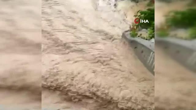 Malatya'da sağanak yağış sele döndü