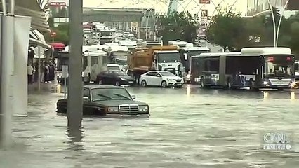 Ankara yine sele teslim: Yolda kalan çok sayıda araç kontak kapattı