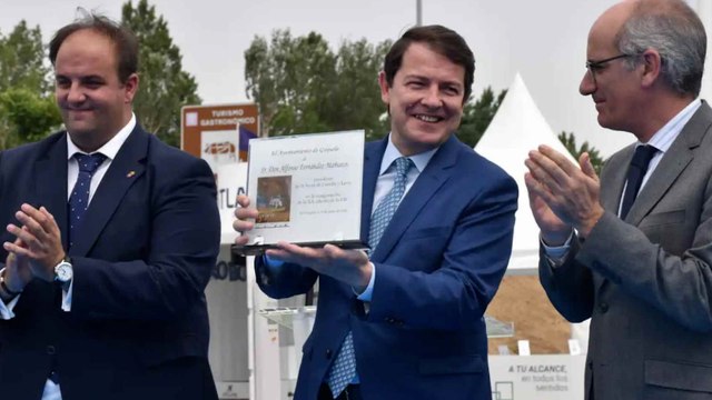 Las surrealista reacción de Mañueco a los recortes de Vox: “Hoy lo importante es el jamón”