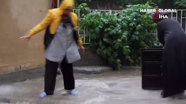 Sivas sular altında: Şiddetli yağış sebebiyle ev ve iş yerlerini su bastı