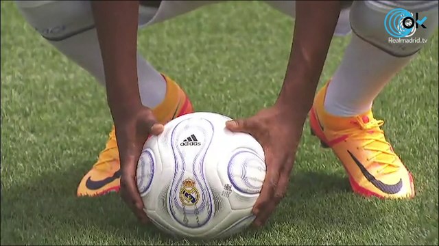 Tchouaméni ya luce de punta en blanco así posó con la camiseta del Real Madrid en el césped