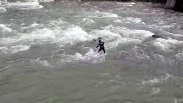 Fotoğraf çektirirken dereye düşen turisti arama çalışmaları sürüyor