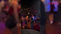 El alcalde de Naut Aran, César Ruiz-Canela Nieto, levanta la falda a una mujer en una discoteca