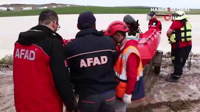Sel sularına gömülen kamyonun üzerinde mahsur kaldılar