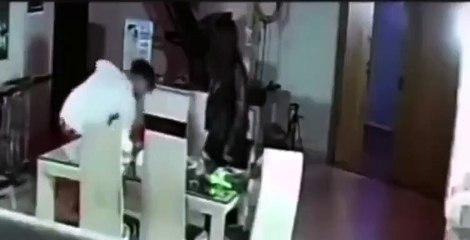 Se filtra el video de un influencer golpe@ndo a su esposa frente a su hija