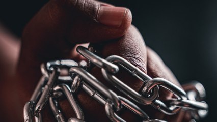 Madre mantenía a su hijo encadenado a una silla para evitar que saliera a jugar