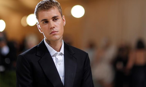 جاستن بيبر يعلن إصابته بشلل في وجهه