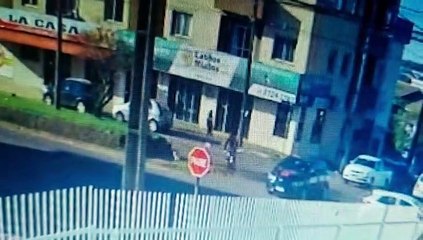 Linda atitude, após cão ser atropelado, ciclista deixa sua bicicleta na rua e corre socorrê-lo
