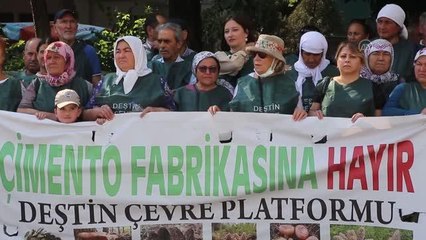 Çimento fabrikası kurulmasını istemeyen köylüler eylem yaptı