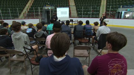 Des hockeyeurs du programme des Sphinx découvrent le métier d'arbitre