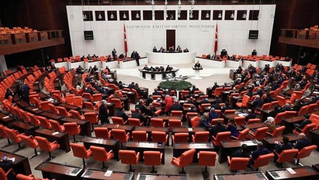 Sosyal medya ve internet haberciliğine ilişkin teklifin ilk 14 maddesi TBMM Adalet Komisyonu'nda kabul edildi