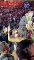 Carlos Rivera es besado en un concierto por un hombre y...hasta flores le llevó
