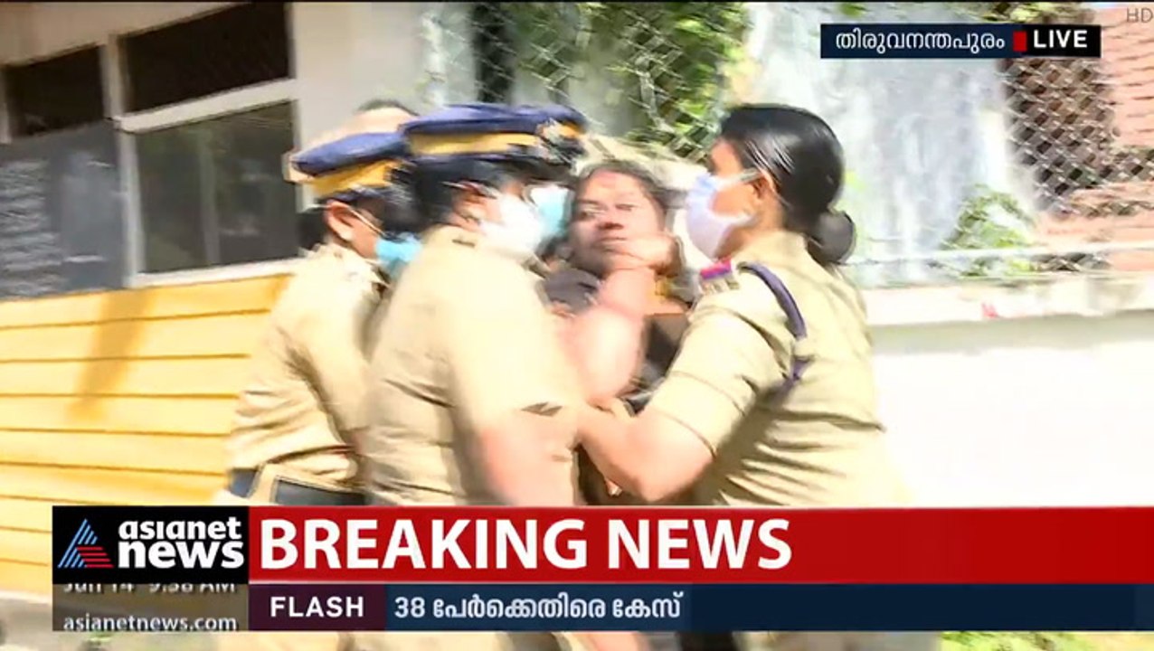ക്ലിഫ് ഹൗസിന് മുന്നിൽ പ്രതിഷേധം; കറുത്ത വസ്ത്രം ധരിച്ച് മഹിളാ മോർച്ചാ പ്രവർത്തകർ