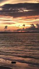 PEMANDANGAN PANTAI SAAT SORE MENJELANG MALAM