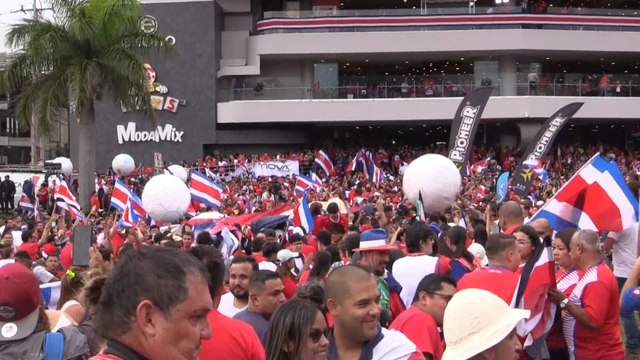 Costarricenses celebran el pase de su selección al Mundial de Fútbol Catar 2022