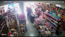Câmera de segurança registra furto de caixas de som em loja de Céu Azul