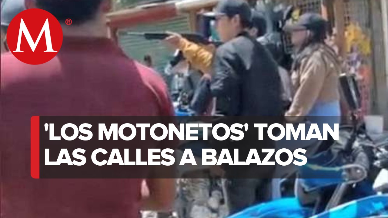 Captan a hombres armados caminando por calles d...