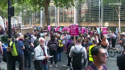 Tribunal Europeu obriga Reino Unido a cancelar deportação de migrantes