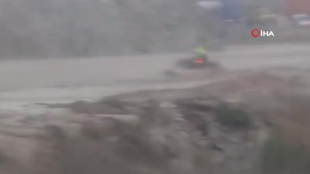Ankara'da sele kapılan motosiklet sürücüsü adeta ölüm kalım savaşı verdi